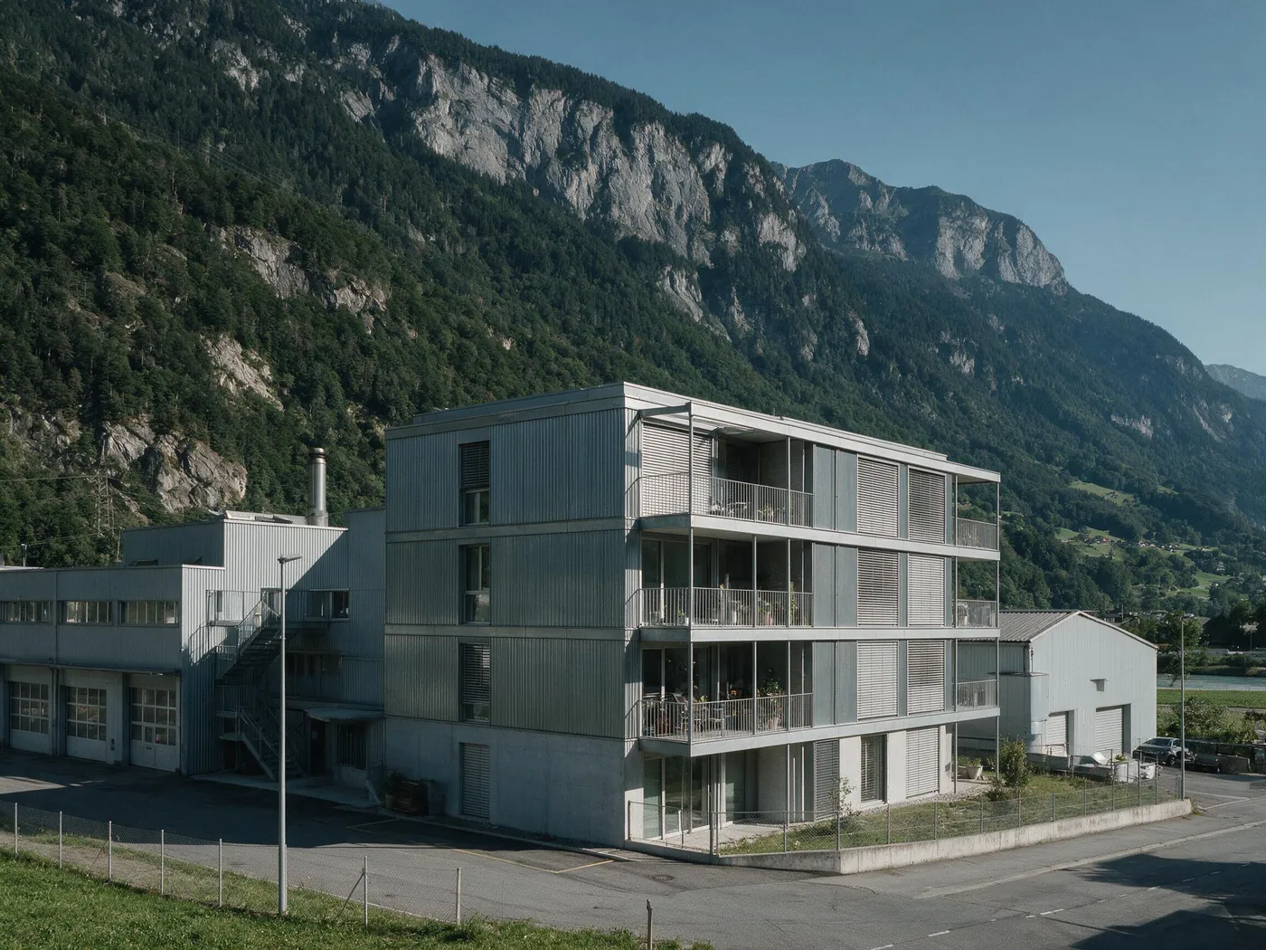 Blick ins Bündner Rheintal bei Chur mit Gebäuden und Bergflanken
